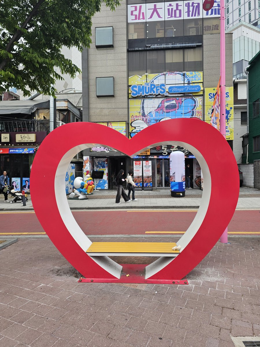 ❗️분실물❗️

홍대에서 바닥에 인형을 발견했는데 주인분이 근처에 계실 것 같아서 트윗 남깁니다
두번째 사진에 있는 의자에 뒀습니다!!