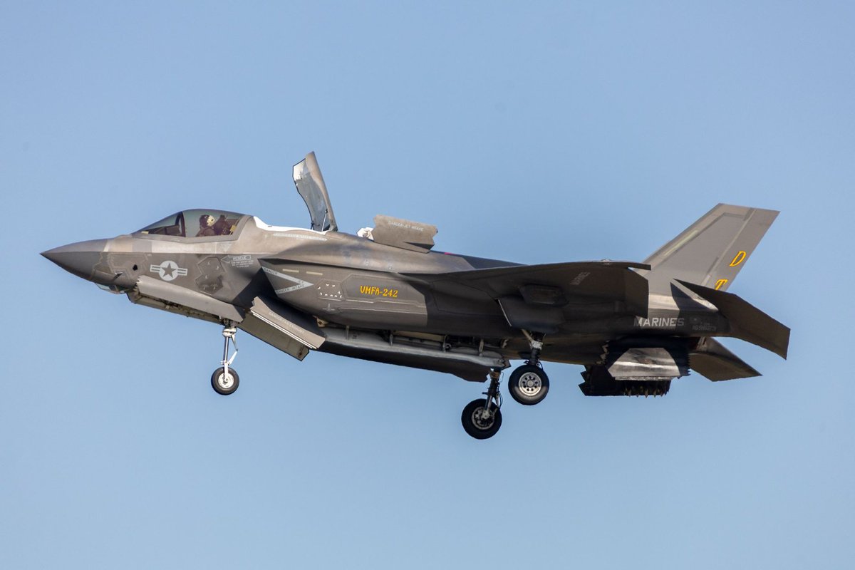 time_constant63's tweet photo. 2025/05/04
岩国航空基地フレンドシップデー2025
アメリカ海兵隊 F-35Bライトニング

今年のFSDの〆はF-35Bのデモンストレーション飛行
低空を猛スピードで飛ぶ迫力ある飛行から、垂直着陸、上空で静止などF-35Bの高性能さを十分堪能できました！
#岩国基地フレンドシップデー
#FSD25 https://t.co/oEWOrrO0AZ