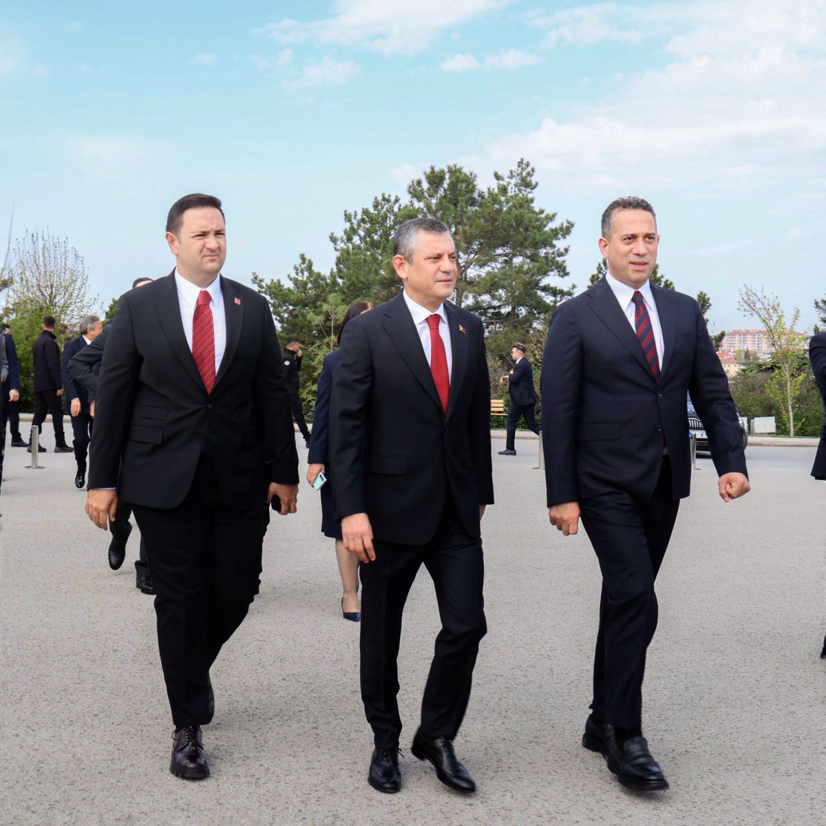 Sn. Özgür Özel’e saldıran evlat katili ile ilgili sorular

1. Bu adamın esas ikametgahı İstanbul’da değil, o gün İstanbul’da ne işi var da otelde kalıyor?

2. Yemek kartına muhtaç adam otel parasını nereden buluyor?

3. Cenazeye geldiyse, saldırı organize değilse protokol