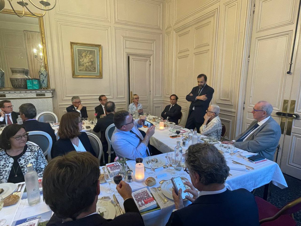 Françoise GATEL (@francoisegatel) on Twitter photo En dĂ©bat au Journal des dĂ©partements, lâinnovante rĂ©volution par les territoires ou lâefficacitĂ© dâune hyper dĂ©centralisation : un ouvrage stimulant de Frederic Salat-Baroux, ancien secrĂ©taire gĂ©nĂ©ral de lâElysĂ©e sous Jacques Chirac et dâĂric Hazan, spĂ©cialiste des technologies. En dĂ©bat au Journal des dĂ©partements, lâinnovante rĂ©volution par les territoires ou lâefficacitĂ© dâune hyper dĂ©centralisation : un ouvrage stimulant de Frederic Salat-Baroux, ancien secrĂ©taire gĂ©nĂ©ral de lâElysĂ©e sous Jacques Chirac et dâĂric Hazan, spĂ©cialiste des technologies.