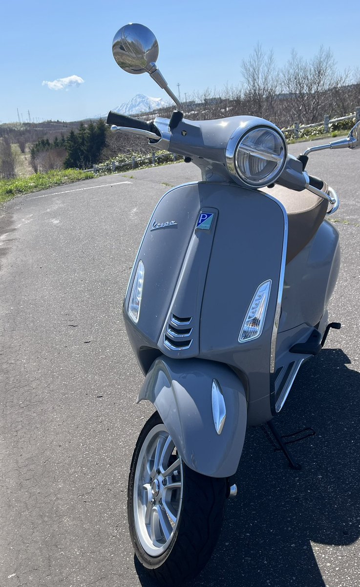 5月5日こどもの日🎏
お久しぶりの晴天☀️  🐶とお散歩🐾🐾
からの🛵初乗り　
気温10℃ ‥ 顔が冷た過ぎて30分で帰還😢
でも楽しかった！やっぱり🛵は楽しい！
今年も寒さに負けずたくさん乗るぞー🍀

#キャバリア
#お散歩からの爆睡
#Vespa    #美しい利尻富士山
