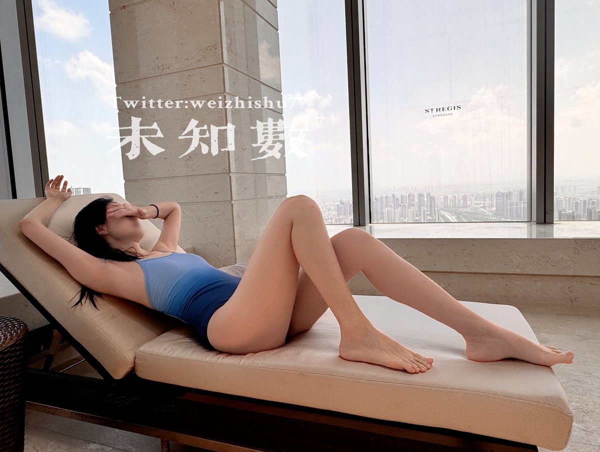 weizhishu77's tweet image. 大长腿永远是泳池边的焦点。