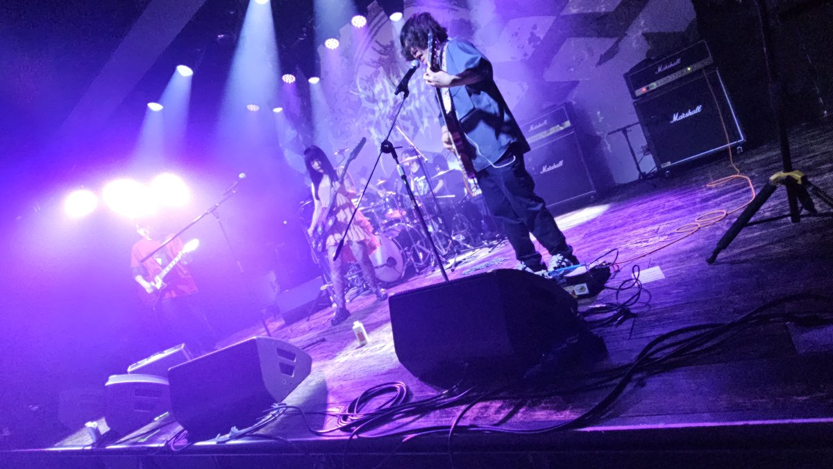 언니 두건찰랑거리며 연주하는거 오 멋있어하다가 휙 집어던지는거  간지 쩔었지 단순하고 시끄러운 소리가 주는 위안?위로?라고 했나?  라이브무대 보지않았으면서 섣불리 취향을 논하지말것