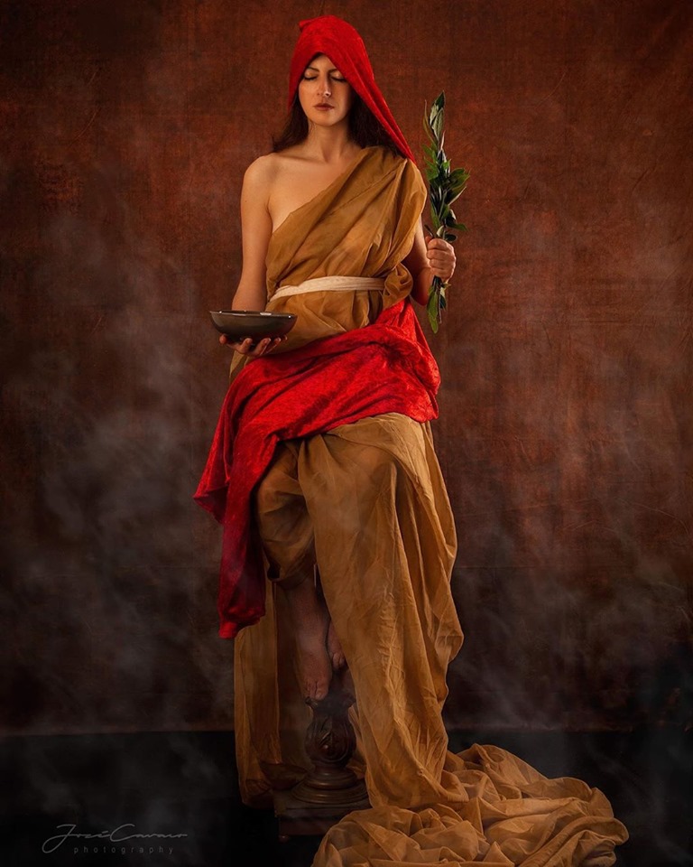 alex_velaj's tweet image. Pythia (high priestess of the temple of Apollo at delphi) in Albanian "Pyetja - the question" prenancioution is the same. "Pythia" was Albanian (not greek)