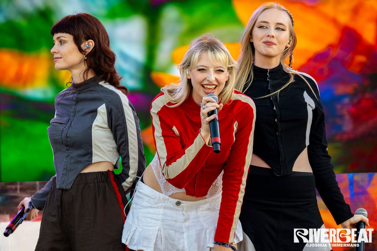 Australian electro-pop trio Blusher lit up the Orbit Stage during a sunset dance party. 🫧

📷Josh Timmermans