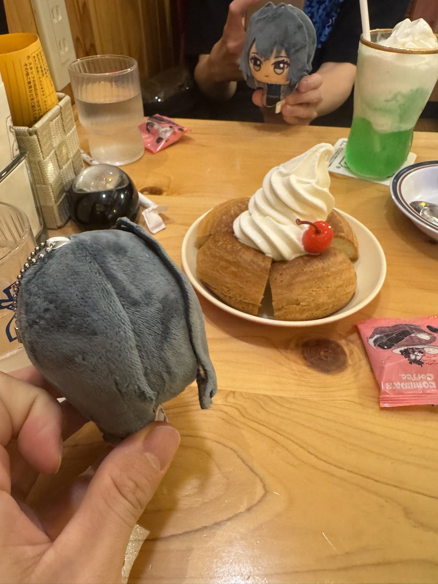 美味しそう。
プロデューサー。
私の分は？
ねぇ、あっちにも私がいるんだけど。
どういうこと？

ぬいは友？を呼ぶ──────。
