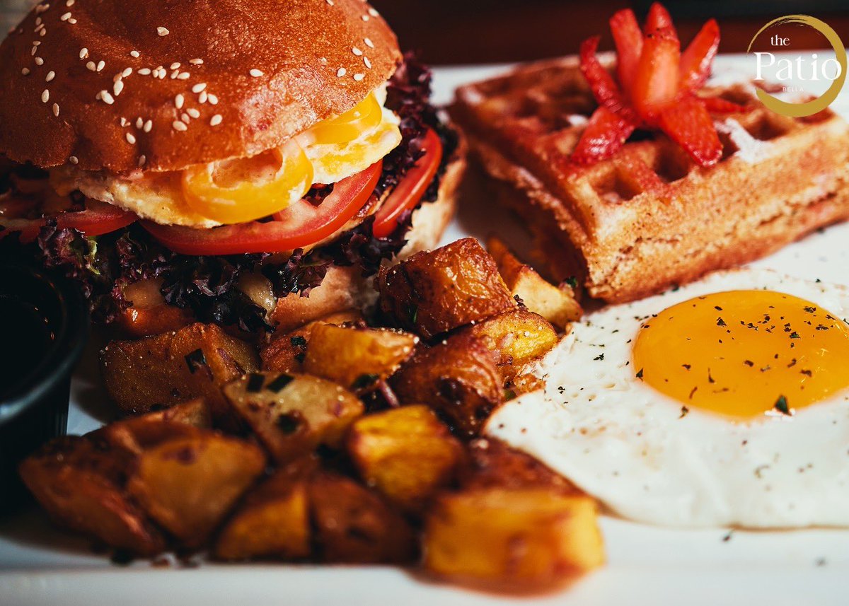 #12DaysOfBreakfast | Day 5: Bella Breakfast Burger🍔
Comes with a choice of:
• Grilled Chicken Patty
• Beef Patty

Topped with a fried egg, bell peppers ,coleslaw &amp; served with crispy home fries.
Available on <a href="/glovo/">Glovo</a> 🛵
#ThePatioBella