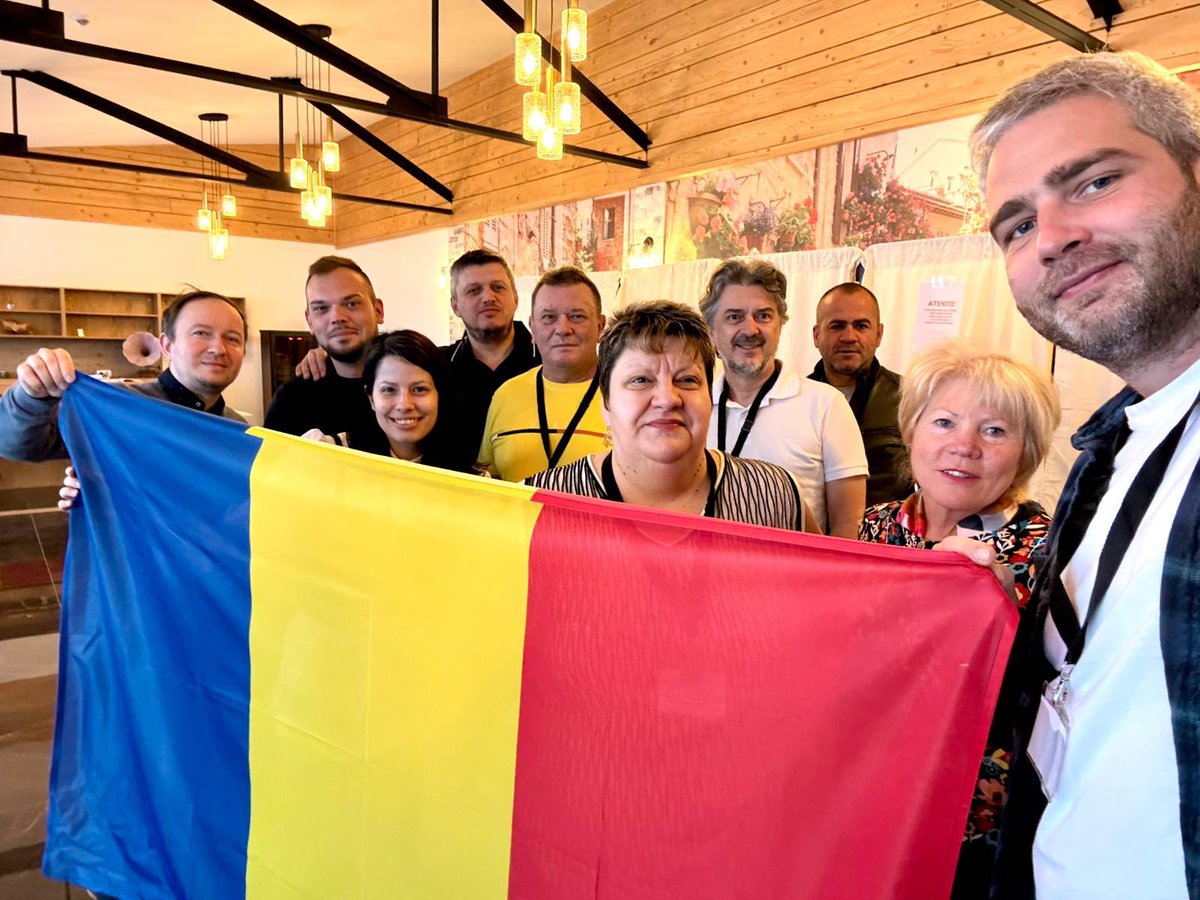 dragos_lucian's tweet image. 🇷🇴🇪🇺 După 3 zile de activitate de 15, 15 și 19 ore am încheiat aceste alegeri. Aceștia sunt colegii mei din secție. Sunt super oameni, respectă procedura și sunt echilibrați în dialog indiferent de tensiunea din lume și de condițiile meteo 🧊🔥. Îi felicit pentru profesionalism!