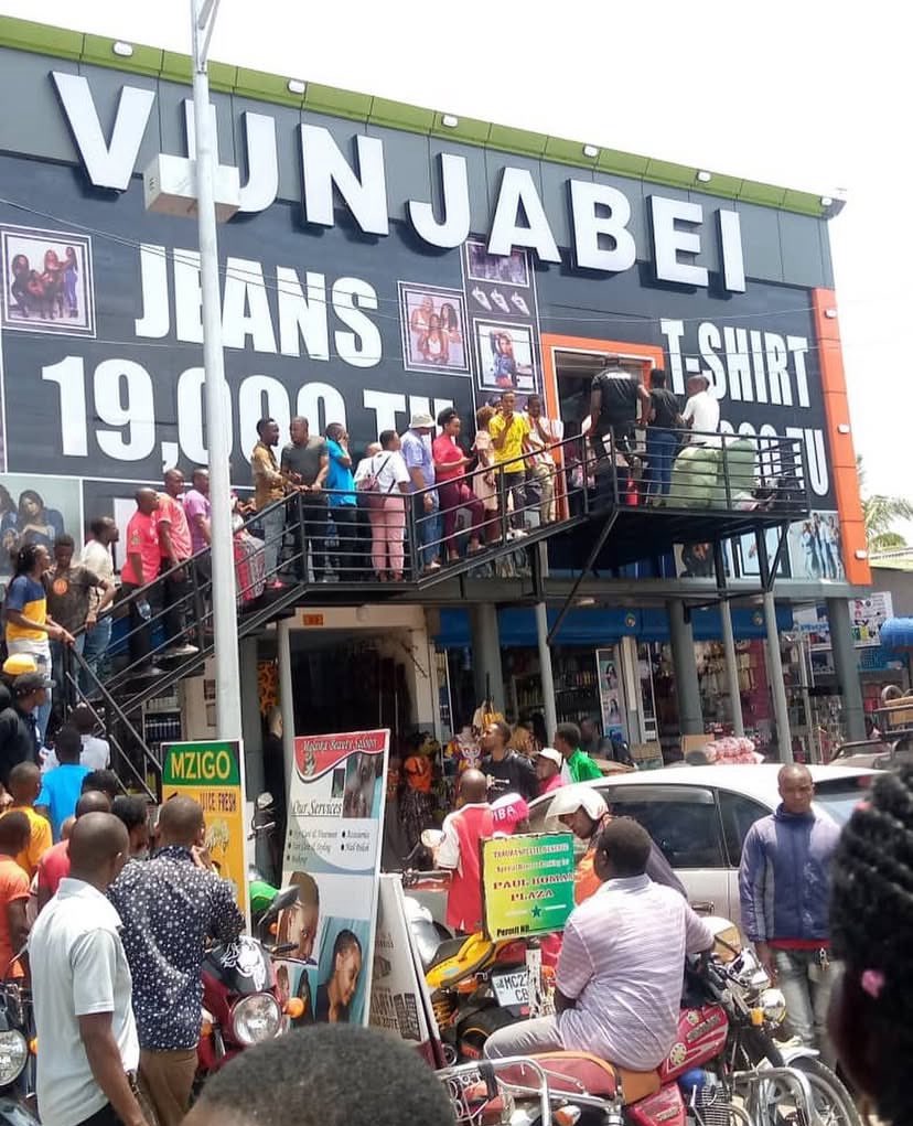 HIVI NDIVYO FRED VUNJABEI ALIVYO KUWA BILLIONAIRE.
-
Fred Ngajiro ni moja kati ya vijana wenye ushawishi mkubwa sana nchini Tanzania akiwa amesaidia na ku inspire wengi.

Winga Kariakoo aliye acha kazi serikalini na kufungua duka lake lake leo ana maduka makubwa mikoa mingi