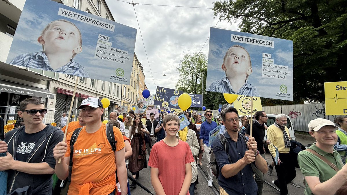 Sensationelle 6.000 gut gelaunte Teilnehmer beim Marsch fürs Leben in München. Die teils hasszerfressene Gegendemo war dagegen ziemlich kläglich 😉
Lebensschutz hat Zukunft!