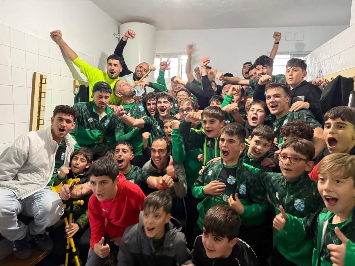 Jm.deCàceres // ✌️ (@josemi_cc) on Twitter photo Qué bonito jugar para este equipo. Gran año del equipo y una gran familia la que hemos formado es la gran base del éxito logrado. Vamos a por más. Siempre <a href="/HurdesLas/">Las Hurdes</a> ⚽️💚🖤 con nuestros pequeños holligans celebrando Qué bonito jugar para este equipo. Gran año del equipo y una gran familia la que hemos formado es la gran base del éxito logrado. Vamos a por más. Siempre <a href="/HurdesLas/">Las Hurdes</a> ⚽️💚🖤 con nuestros pequeños holligans celebrando