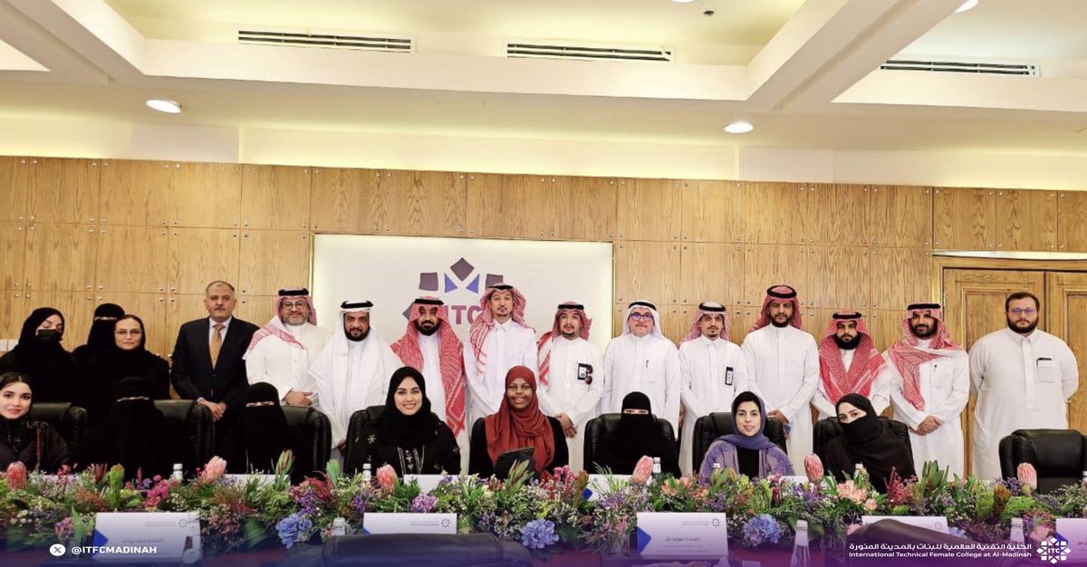 ItfcMadinah's tweet image. عُقد أمس الاجتماع الثاني للمجلس الاستشاري في الكلية التقنية العالمية بالمدينة المنورة للعام الأكاديمي 2025، بحضور نخبة من شركاء النجاح. وقد شهد اللقاء توقيع اتفاقيات تعاونية، وكان هناك تبادل الخبرات والرؤى، بما يعزز تطوير البرامج الأكاديمية ويرسّخ الشراكة مع قطاع الأعمال لتحقيق…