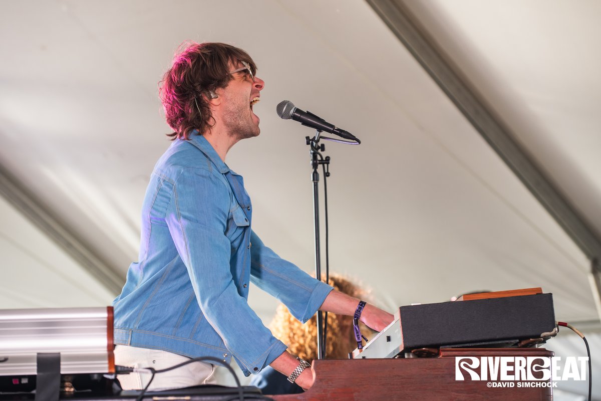 Chicago-native Neal Francis had us grooving with his soul-fused, piano-driven set at Tito’s Pavillion. 🎹❣️

📷David Simchock