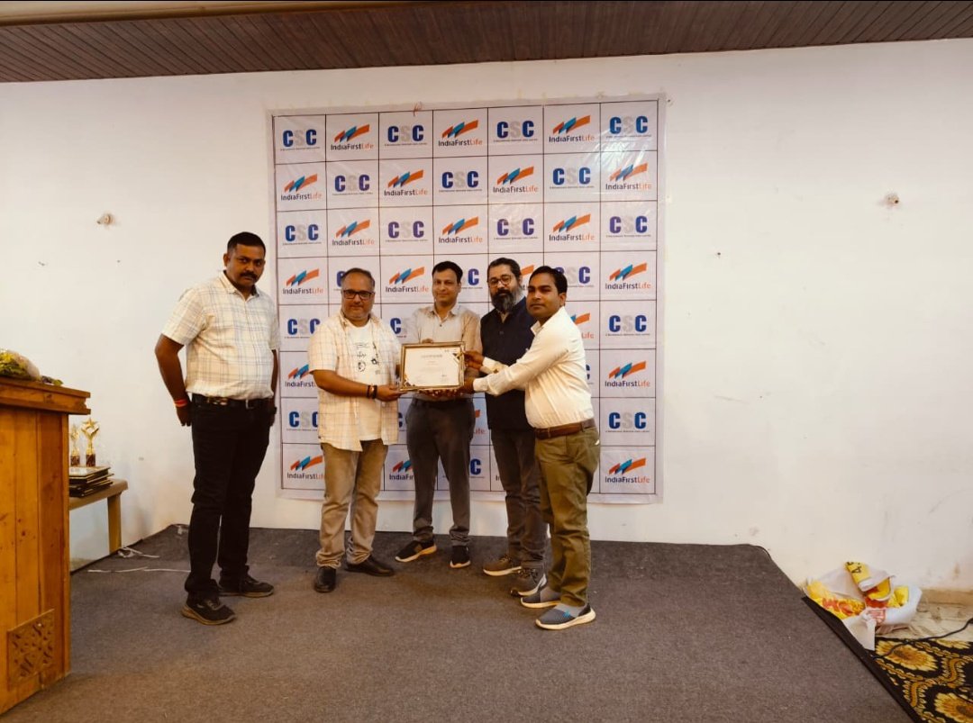 KhabarNexa's tweet photo. ये वेशभूषा है @atulitrai की जिसको @CSCegov_ के @ceo_csc #संजय_राकेश ने @CSCUttarPradesh से भेजा है @MP_CSCSPV चाल चलन से ही ठग दिख रहा ये @atulitrai प्राइवेट कंपनी @IndiaFirst_Life की पॉलिसी #VLE से बिकवा कर मजे ले रहा है #PenchTiger में ओर दूसरा है बिना योग्यता के बना SPM जिसकी https://t.co/NUwIviZlKB
