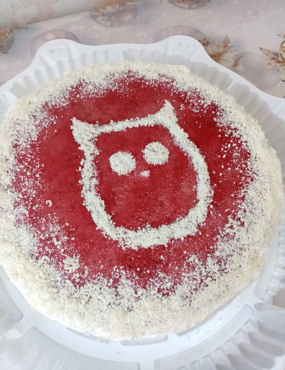 DoubleVGames's tweet photo. Made a birthday cake for my dad 🎂
My grandma did not recognize an owl on it. Well... I guess grated white chocolate is not my material. I'll stick to the graphic tablet ✍️ https://t.co/fbTbdwSrCd