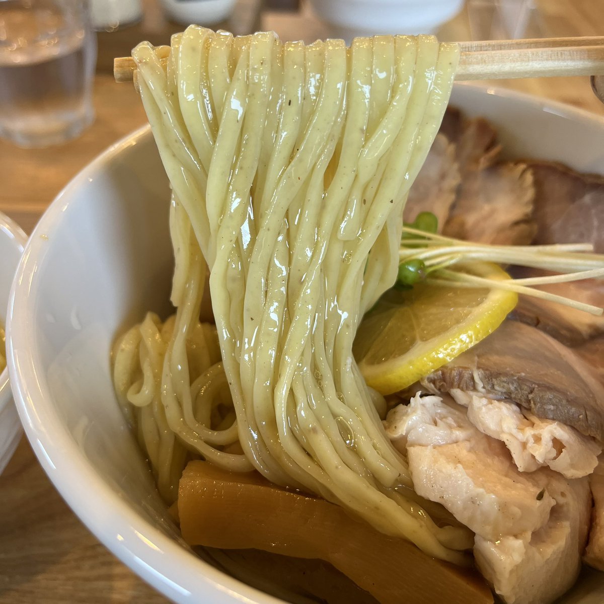 Hanai873873's tweet photo. 本日の昼ラー2軒目は #MENRIN さんへ😄
特製昆布水つけ麺 塩¥1350
昆布水に浸ったツルモチ食感の麺に程良い塩味のスープがベストマッチ😋
チャーシュー盛り盛りでお得感がありました😆
ご馳走様でした🙏🏻 https://t.co/xPrmpXBZo5