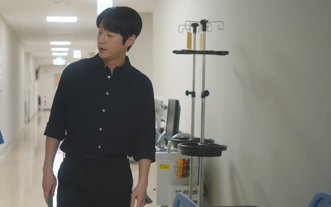 kdramazi's tweet photo. Idk how to explain it but dowon and his shirts makes him look more like a doctor it fits him so well #ResidentPlaybook https://t.co/ewgxMqkNDS
