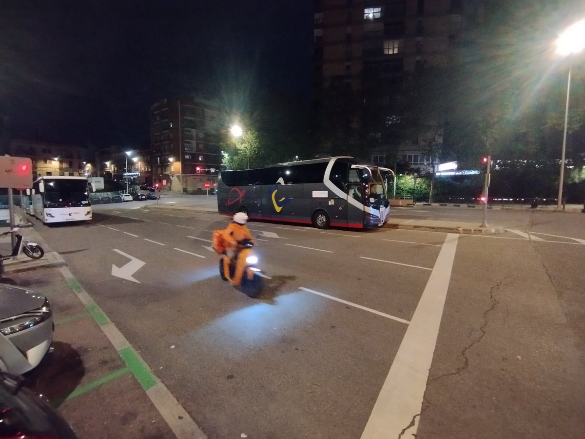 La "plaza" de Ángel Carbajo, un parking para buses mal estacionados.

#MACASA