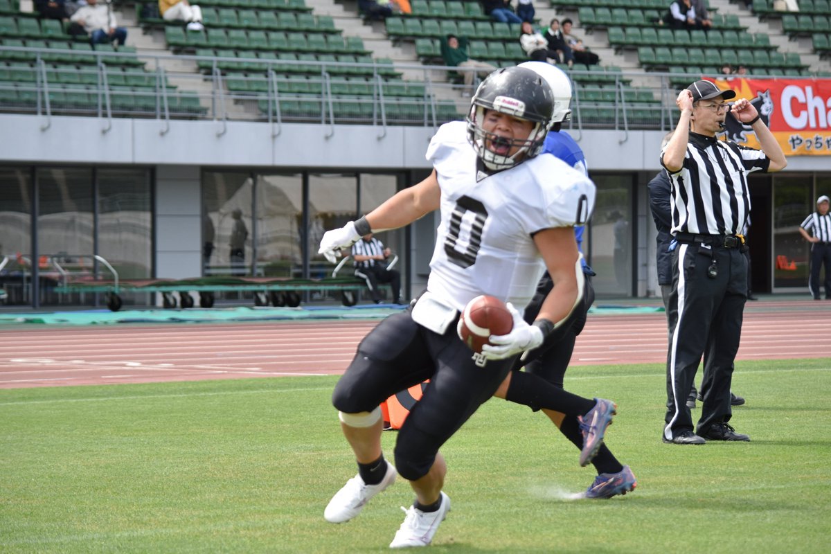footballstore55's tweet photo. 第37回瀬戸大橋ドリームボウル
第1試合
広島大25-19 岡山大
同点の試合残り9秒からのプレーで、広島大のWR大島崚太（2年､静岡聖光学院）が短いパスを捕り、エンドゾーンに駆け込みました。#アメフト https://t.co/nozcw4kIFf