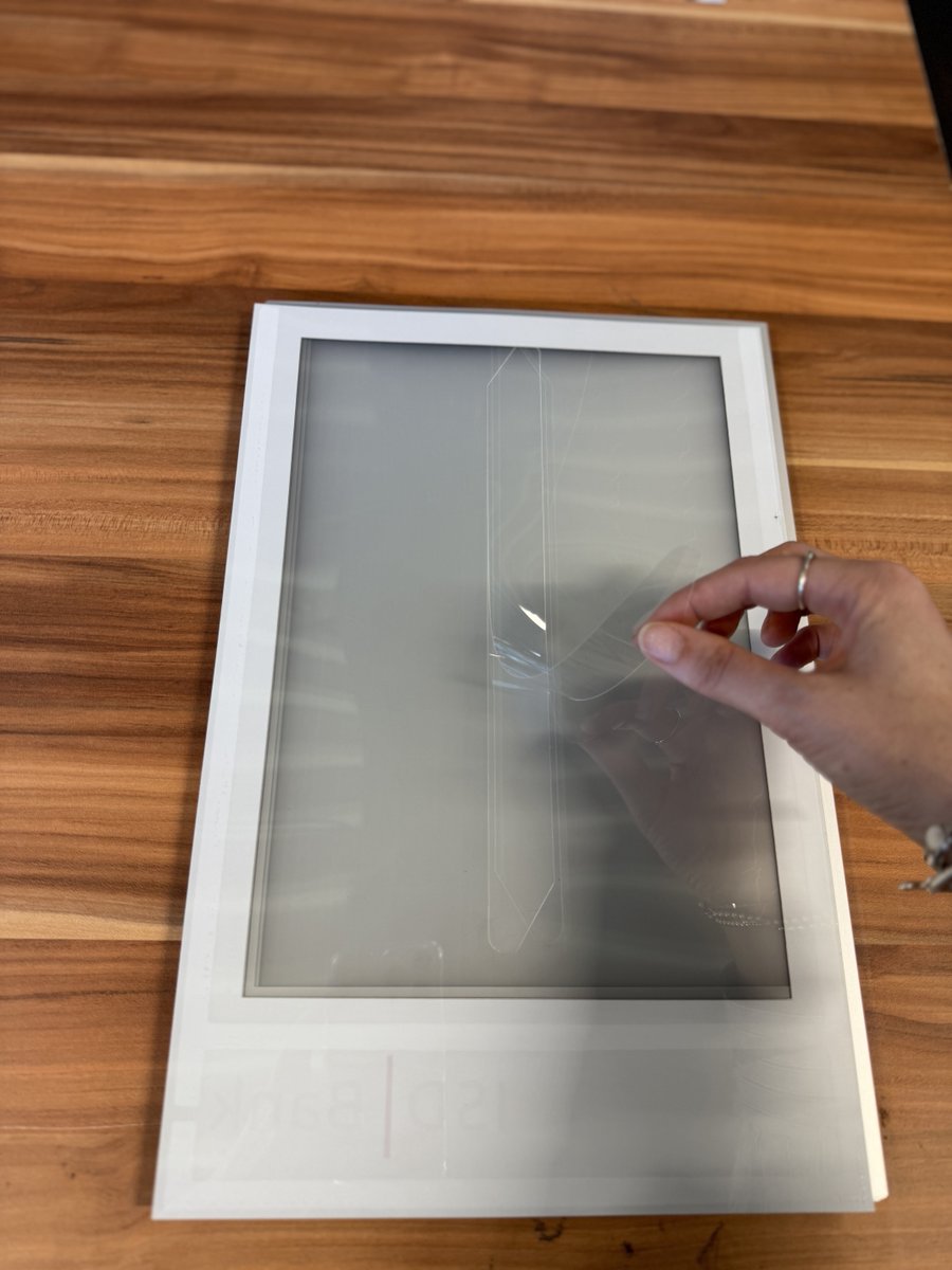 VISIONE_GmbH's tweet image. VISI pocket with Quick Insert – smart, practical, and adhesive!
 The cut-out on the back allows quick and easy insertion from the top – no hooks or eyelets needed!
 Perfect for clean and flexible labeling. 🗂️✨
#SmartLabeling #Preisauszeichnung #Analog #Hafttasche