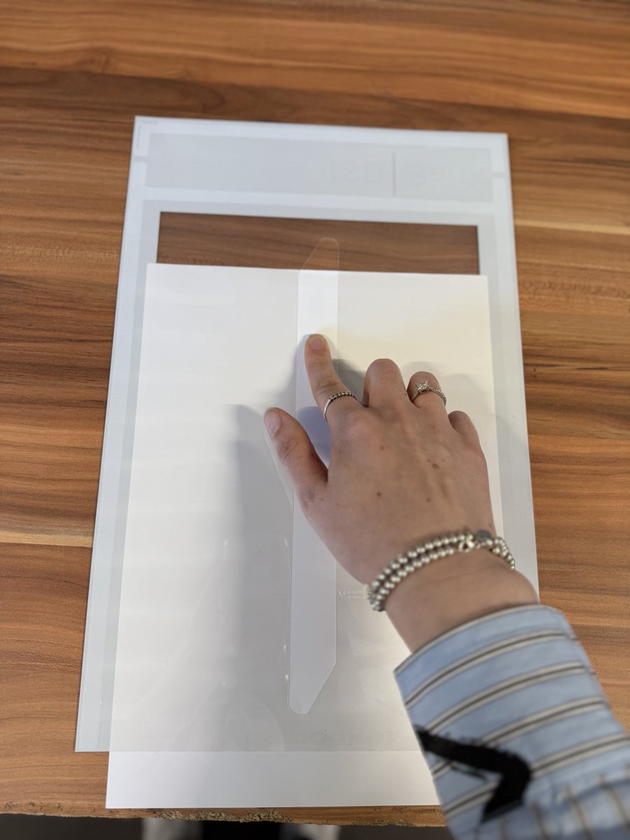 VISIONE_GmbH's tweet image. VISI pocket with Quick Insert – smart, practical, and adhesive!
 The cut-out on the back allows quick and easy insertion from the top – no hooks or eyelets needed!
 Perfect for clean and flexible labeling. 🗂️✨
#SmartLabeling #Preisauszeichnung #Analog #Hafttasche