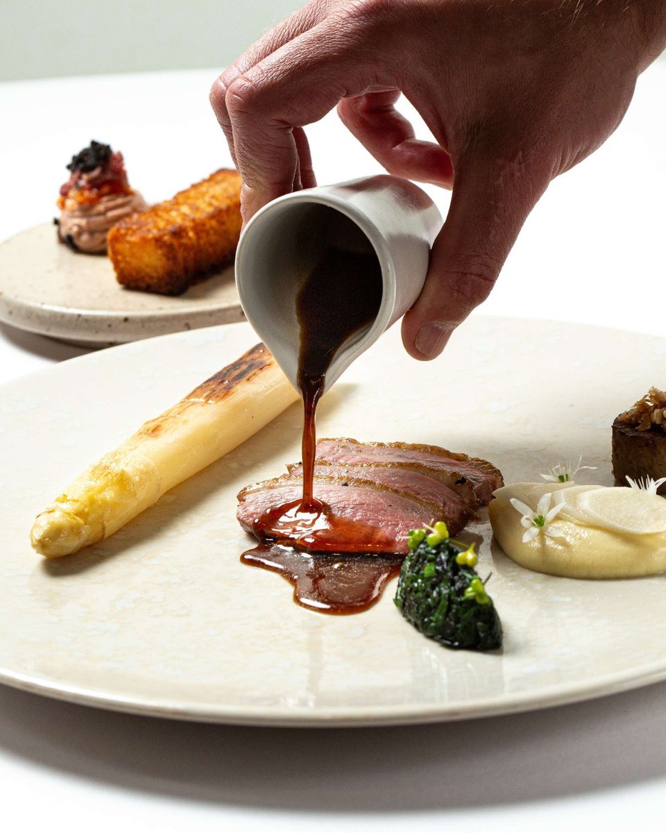 Our Taste of the Season Lunch (available for £70, or £60 with two courses) features duck from Sladesdown Farm in Devon. We’re twinning here with this deliciously seasonal wild garlic, white asparagus and wild truffle sauce. tinyurl.com/ra9tkj43 #MichelinStar #TasteOfTheSeason