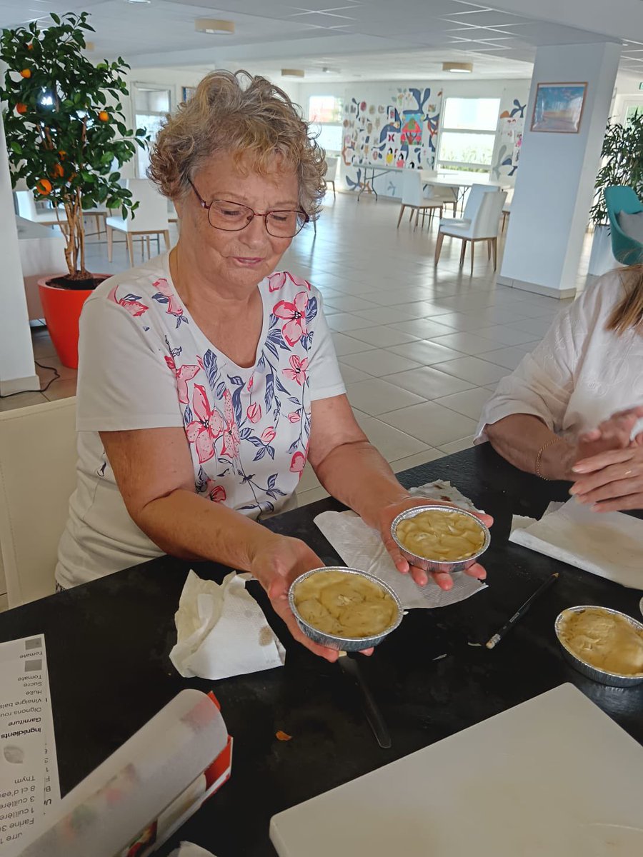 Beaucoup d’application et de #gourmandise pour cet #AtelierCuisine. Au menu : tatin à l’oignon, ou comment déguiser du salé en sucré. Miam !