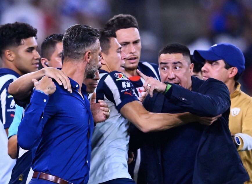 Los <a href="/PumasMX/">PUMAS</a> no necesitan a un entrenador barra brava, peleonero, con discursos estériles. "Aquí se deberá cagar sangre", fue su primera declaración y hoy los eliminaron sin meter las manos, un equipo gris, sin jugadores de prestigio, en donde una directiva está más preocupada