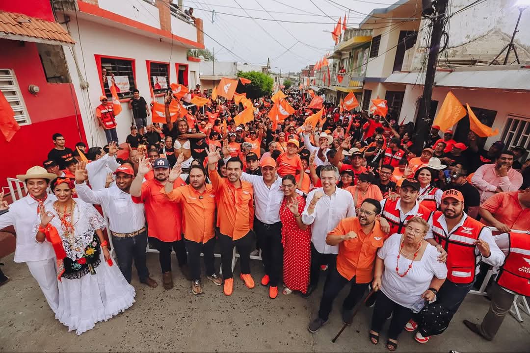 ruiz_bogar's tweet photo. Gracias @AlvarezMaynez por acompañarnos en este arranque lleno de energía y esperanza. En Alvarado, estamos listos para construir el cambio con alegría, identidad y mucha #FuerzaNaranja. ¡Esto apenas comienza! https://t.co/0zcgrwMecG