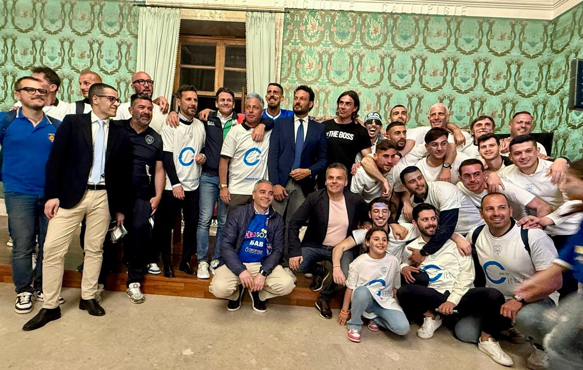 #Siracusa in FESTA, un traguardo meritato e atteso che diventa REALTÀ! Grazie alla #Squadra, al presidente e ai TIFOSI per averci regalato la promozione in C. Grazie alla #PoliziaMunicipale, alla #Questura e a tutte le forze dell’ordine e ai volontari
Forza Leoni, forza Siracusa!