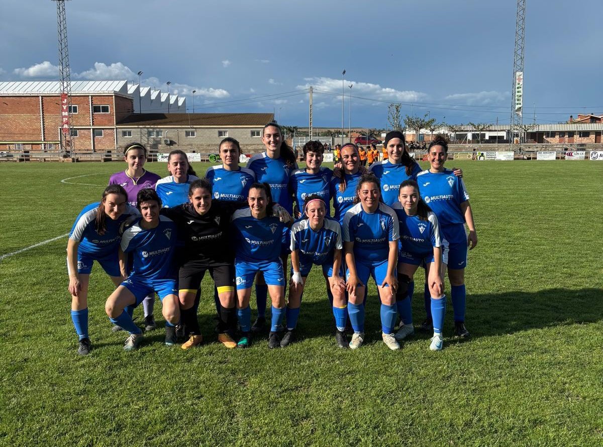 Gran partit per acomiadar la temporada de l'equip femení.
Només un gol de falta directa al final del partit ens impedeix sumar davant un bon rival Icomar (0-1).
Gràcies afició per ser-hi tot el partit tot i el xàfec!
#2divfem7