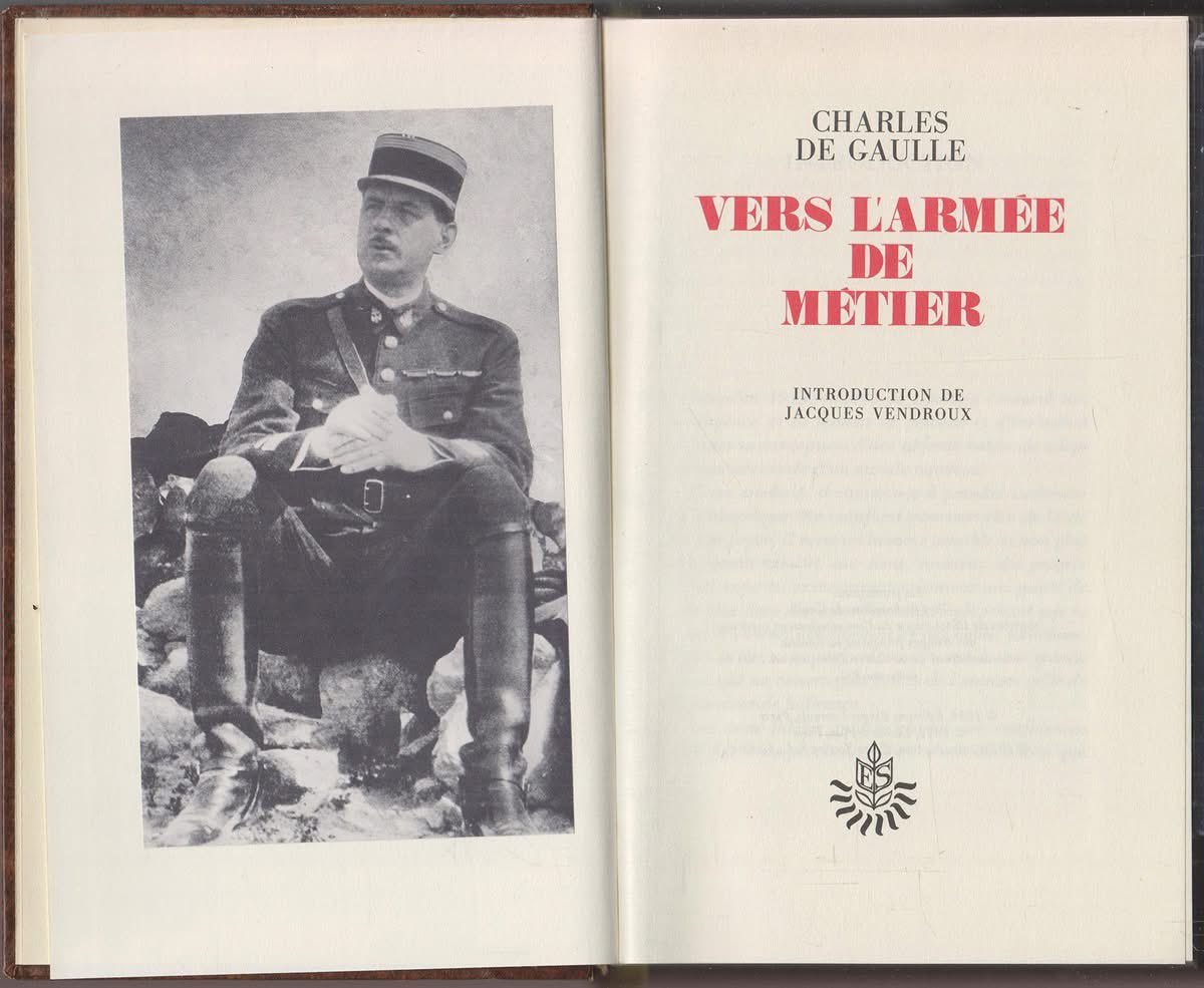 [#LeSaviezVous] Le 5 mai 1934, il y a 9️⃣1️⃣ ans, le lieutenant-colonel Charles de Gaulle publiait Vers l’armée de métier, son 3e livre, très critiqué à l’époque, mais qui fut immédiatement traduit en allemand, en anglais et en russe, tant les idées réformatrices du jeune officier