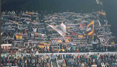 94/95 Español - Madrid.

La hinchada madridista se desplaza en masa a Barcelona.