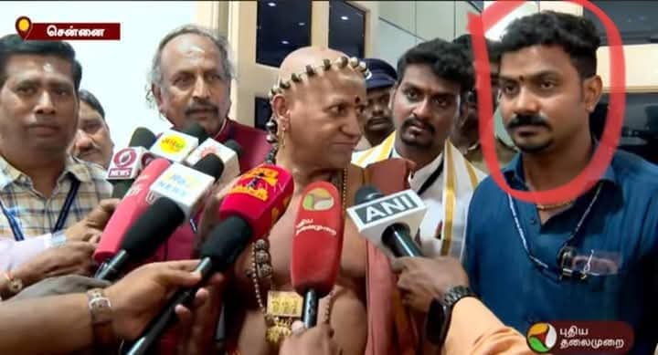 இவன்  யார் என்று தெரிகிறதா  பெயர்  செல்வகுமார் முன்னாள்
இந்து முன்னனியோட மதுரை மாவட்ட செயலாளர்    இவர்தான்
திருப்பரங்குன்றம் பிரச்சினைக்கு  மூளையாக செயல் பட்டவர் இவரே
இந்த பிரச்சனைக்கு  ஆதீனம் கூடவே பயணித்ததும்  இவரே 
பேட்டி கொடுத்ததும் இவரே
இப்போது  சொல்லுங்க ஆதீனம் யார்
அவர்