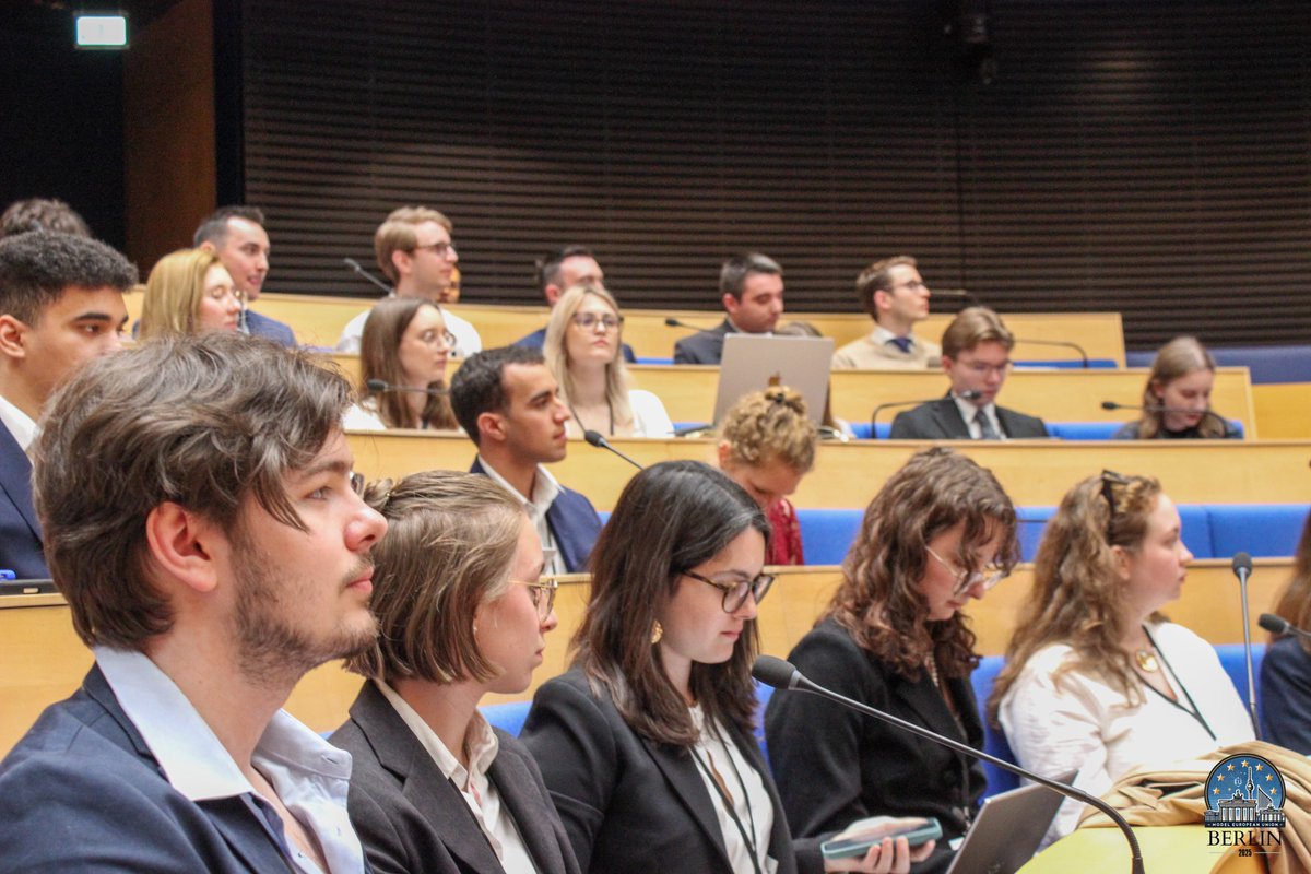 AustriainDE's tweet image. Vom 22.–26. April fand in #Berlin die #ModelEuropeanUnion statt - auch an der @AustriainDE! 🇪🇺 🤝 🇦🇹
Junge Menschen aus ganz Europa simulierten die EU-Institutionen &amp;amp; arbeiteten an wichtigen Themen.
Ein Zeichen für Austausch, politisches Engagement und ein gemeinsames #Europa!