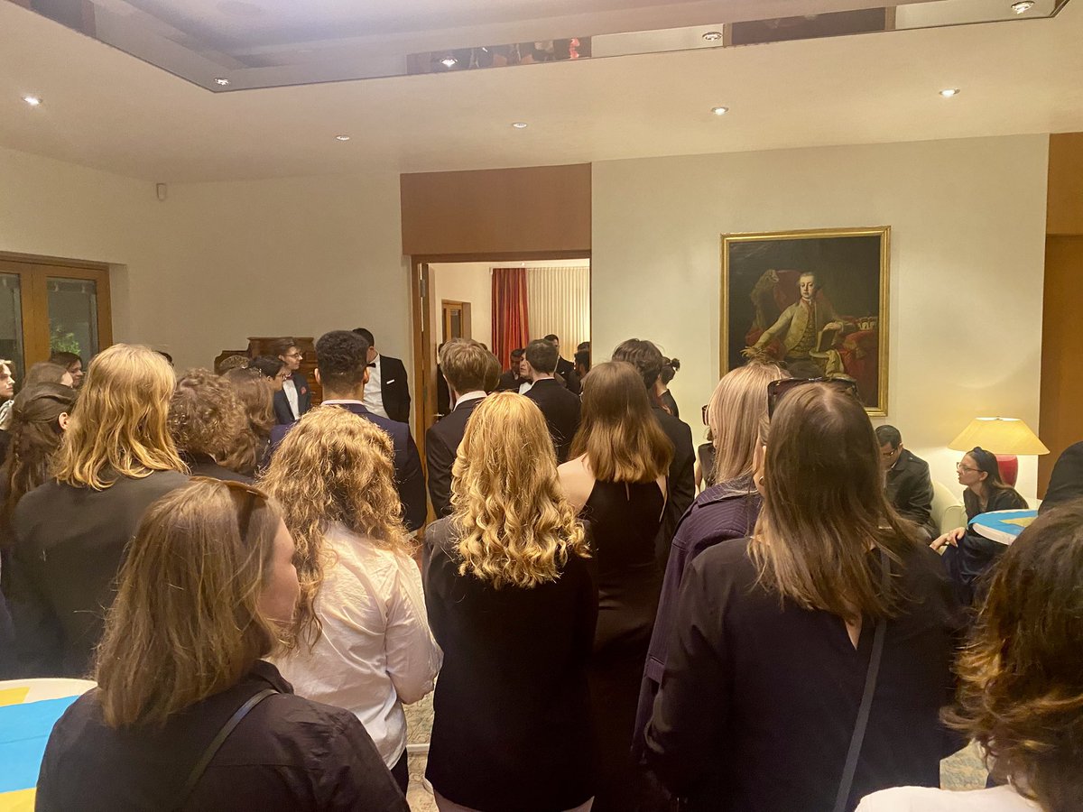 AustriainDE's tweet image. Vom 22.–26. April fand in #Berlin die #ModelEuropeanUnion statt - auch an der @AustriainDE! 🇪🇺 🤝 🇦🇹
Junge Menschen aus ganz Europa simulierten die EU-Institutionen &amp;amp; arbeiteten an wichtigen Themen.
Ein Zeichen für Austausch, politisches Engagement und ein gemeinsames #Europa!