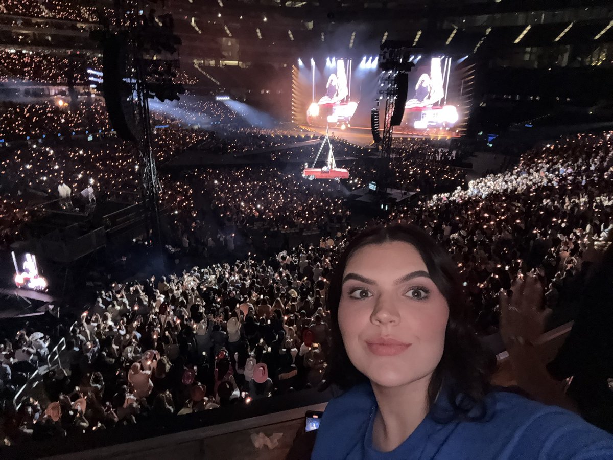EmLen_'s tweet image. Not me and Beyoncé have a photo together😭