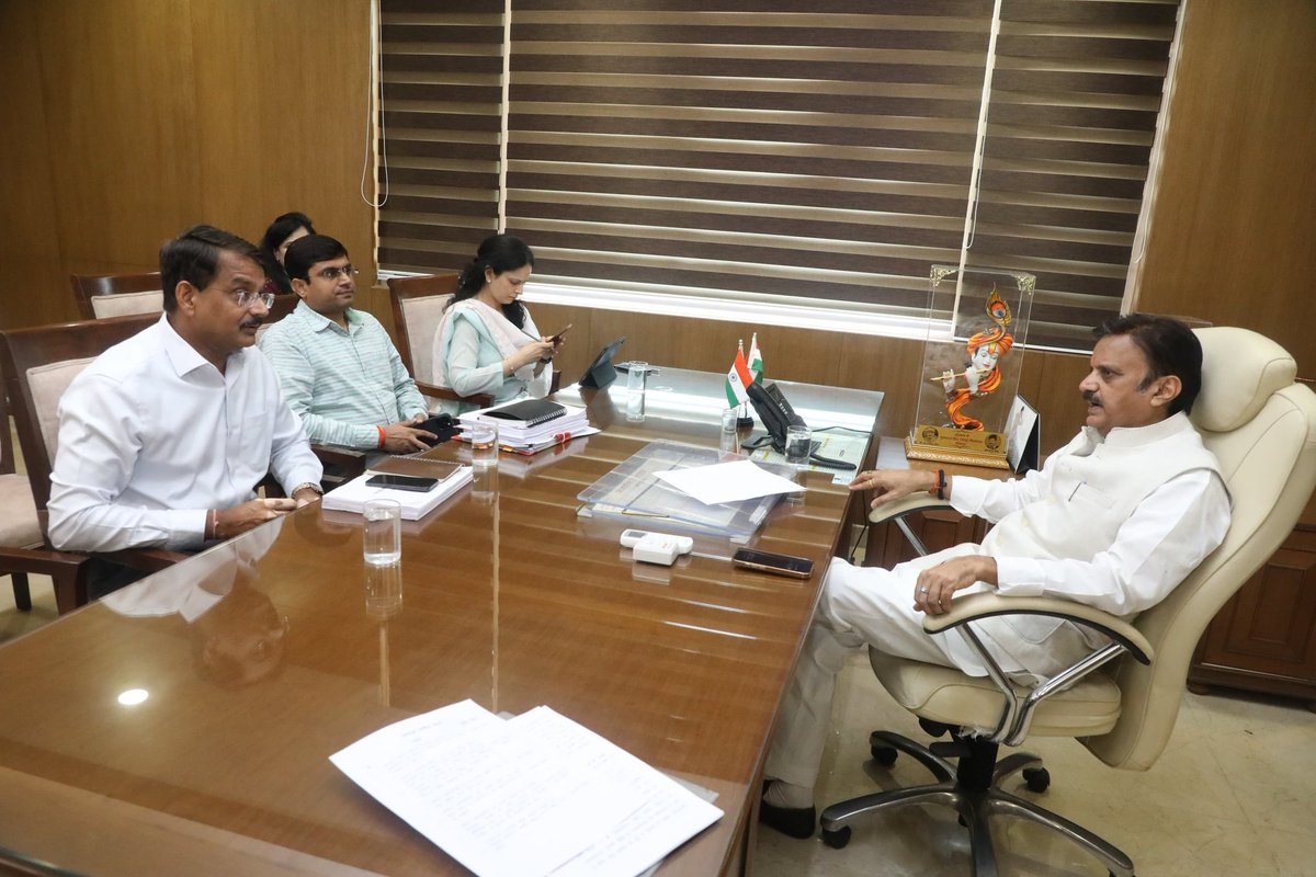 आज मंत्रालय, भोपाल में लोक स्वास्थ्य एवं चिकित्सा शिक्षा विभाग के विभिन्न विषयों की समीक्षा की।

इस दौरान नर्सिंग/पैरामेडिकल स्टाफ की नियुक्ति को समय से पूर्ण करने एवं स्वास्थ्य सेवाओं को सुदृढ़ करने हेतु पर्याप्त चिकित्सकीय स्टाफ की उपस्थिति सुनिश्चित करने हेतु संबद्ध अधिकारियों