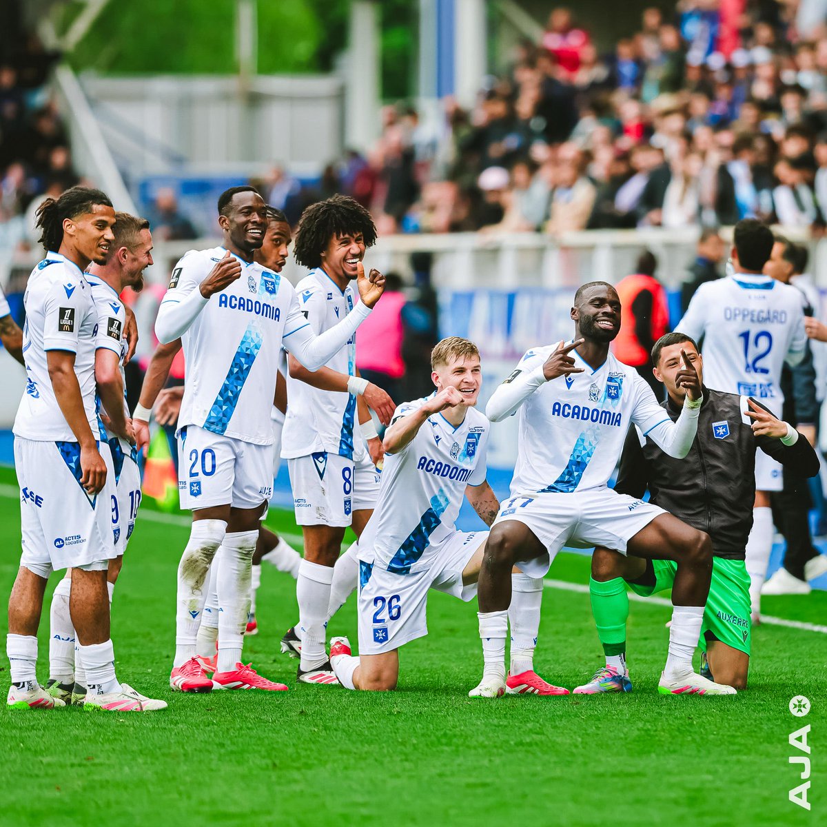 #TeamAJA Je ne vous garantis rien pour l’émission de ce soir. 

Je suis tombé malade hier et j’ai pas envie de vous renifler dans les oreilles toute la soirée…🙃
En plus de cela, j’ai du mal à constituer une équipe pour ce soir. 

Je reviens vers vous au plus vite !