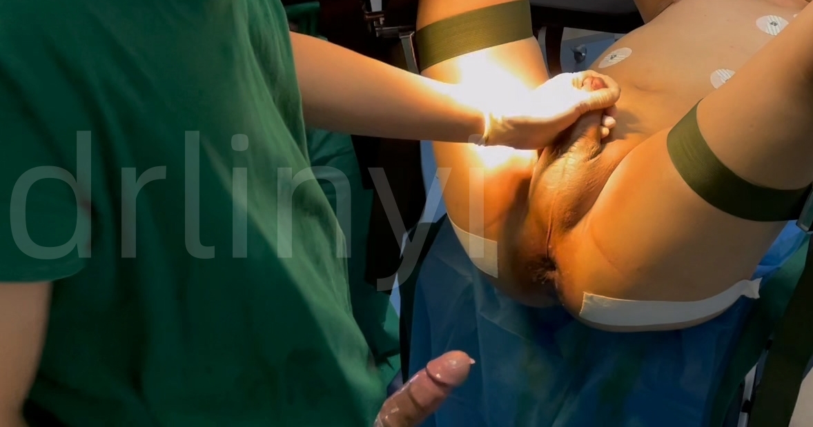 骚逼的小菊就应该被肉棒填满