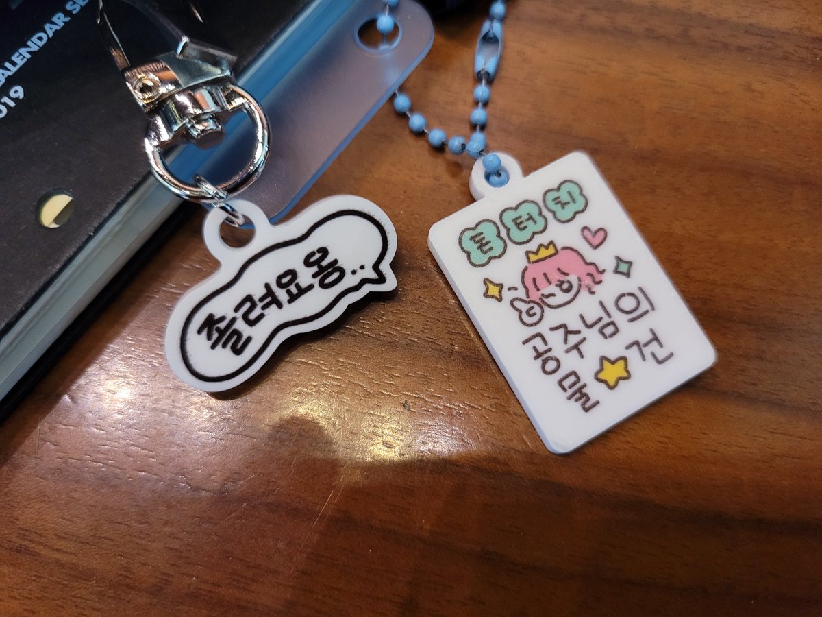 홍대에 사람들 옴총 많네요
귀여운 키링 재료들 몇 개 데리고 집에 갑니다