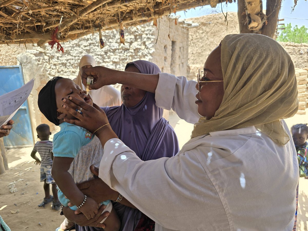 Sur le terrain, les enfants continuent de recevoir le vaccin contre la #polio. Les parents, convaincus de l’efficacité des vaccins contre les maladies graves, soutiennent pleinement cette démarche du Ministère de la Santé. 

#EndPolio
#HumainementPossible

📷 UNICEF Niger/Ramatou