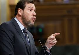 AdrianBlanco6's tweet image. Hace 5 años, RENFE, devolvía el billete, si el AVE llegaba 5 minutos tarde, luego lo pasaron a 15 minutos y ahora a 90 minutos.
La degeneración es total, el ministro Oscar Puente, está más entretenido en perseguir tuiteros, que en gestionar el Ministerio de Trasporte.