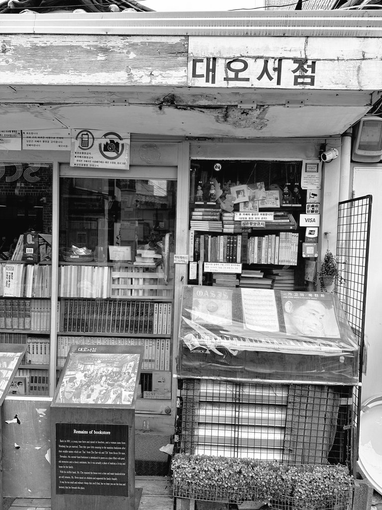 wanypie's tweet image. 한양나들이

#인왕산
#서촌

윤동주 하숙집터 보니 왠지 뭉클
셰익스피어 집터와 비교가 되던...