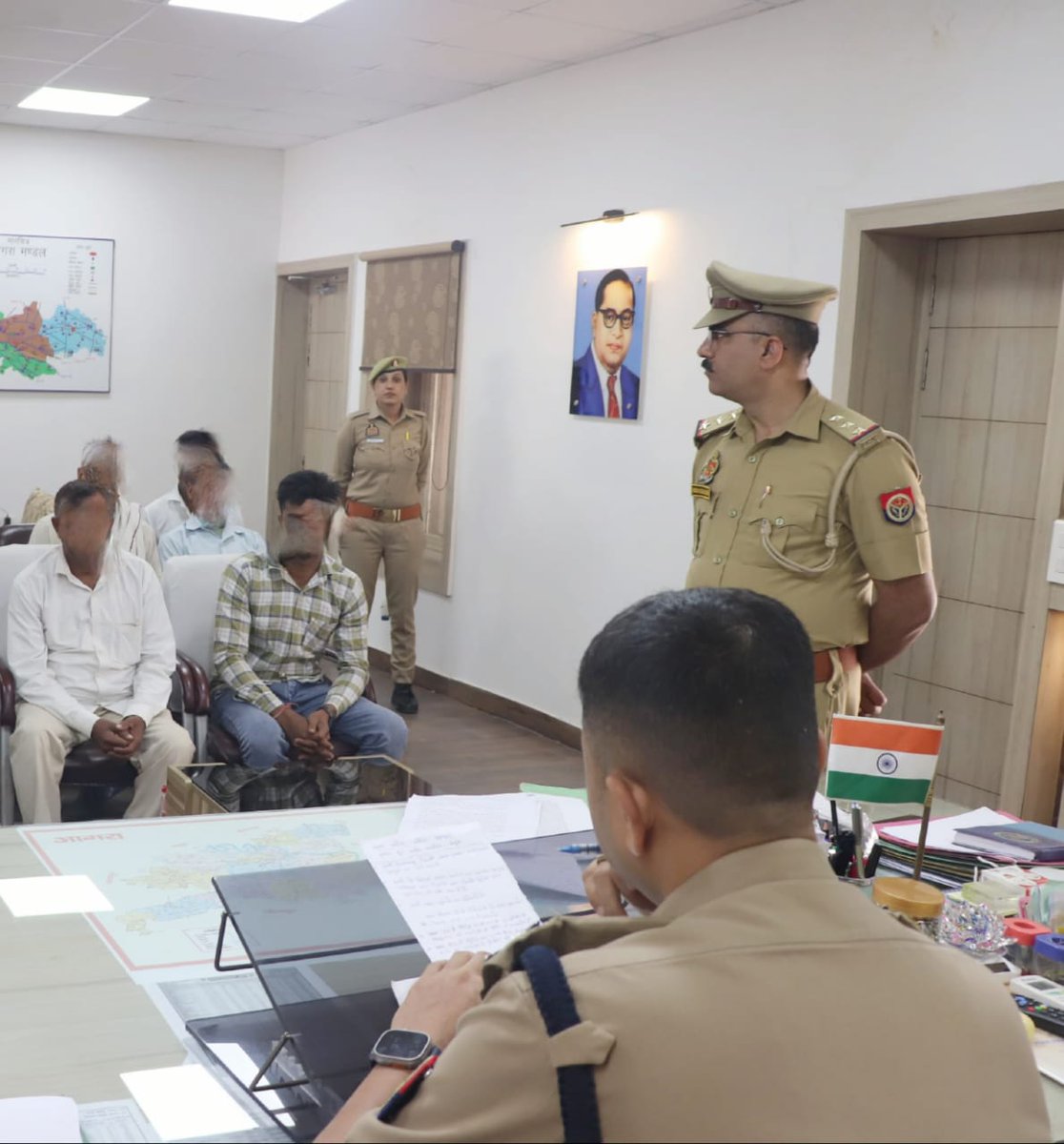 IG Range Agra (@igrangeagra) on Twitter photo #DIGRangeAgra <a href="/ShaileshP_IPS/">Shailesh Pandey,IPS</a> द्वारा परिक्षेत्रीय कार्यालय आगरा पर उपस्थित आए परिक्षेत्र के जनपदों मथुरा, फिरोजाबाद व मैनपुरी के शिकायतकर्ताओं की समस्याओं को सुना गया तथा उनके त्वरित एवं विधि सम्मत निस्तारण हेतु निर्देश दिए गए।
#UPPolice #DIGRangeAgra <a href="/ShaileshP_IPS/">Shailesh Pandey,IPS</a> द्वारा परिक्षेत्रीय कार्यालय आगरा पर उपस्थित आए परिक्षेत्र के जनपदों मथुरा, फिरोजाबाद व मैनपुरी के शिकायतकर्ताओं की समस्याओं को सुना गया तथा उनके त्वरित एवं विधि सम्मत निस्तारण हेतु निर्देश दिए गए।
#UPPolice