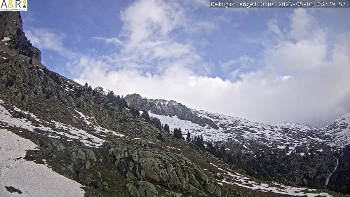 meteobenas's tweet photo. Amanece el día 5 de mayo de 2025.
Nuboso.
Temperaturas mínimas.
#Benasque 6,2ºC.
#Renclusa 2,3ºC.
#Cogulla 0,7ºC.
#Aneto -3,7ºC.
Buenos días!
#meteo #ValledeBenasque https://t.co/jSKPAlqY9i