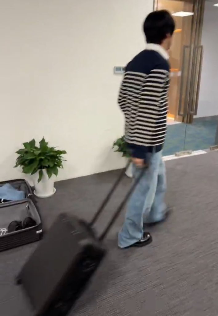 sevenpixells's tweet photo. can someone watch this kid for me please https://t.co/zt84J9DJFE