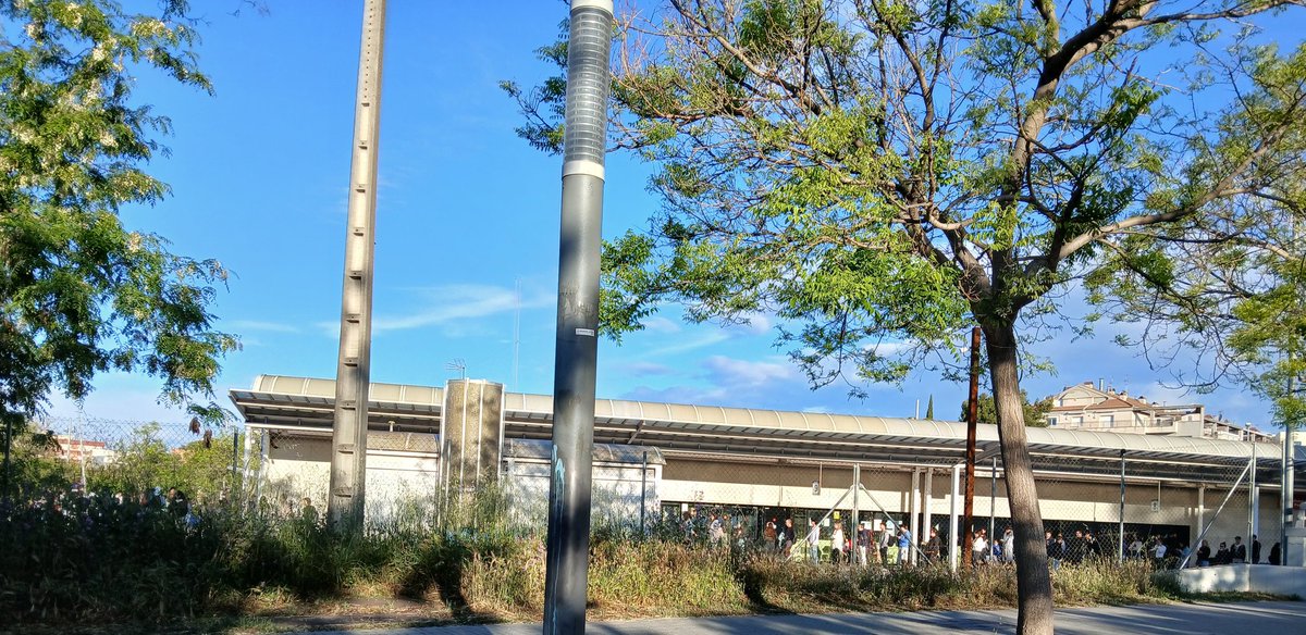 Un dia més......7.40h gent fent cua a Vilafranca per poder agafar el bus a les 8.40...hi haurà sort?<a href="/324cat/">3catinfo</a> <a href="/gencat/">Generalitat de Catalunya</a> <a href="/territoricat/">Territori</a> <a href="/LaFuraCoop/">La Fura</a> <a href="/elcargolpenedes/">El Cargol</a> <a href="/LaVanguardia/">La Vanguardia</a> <a href="/elperiodico/">El Periódico</a> <a href="/eixdiari/">Eix Diari</a> <a href="/el3devuit/">el3devuit</a>