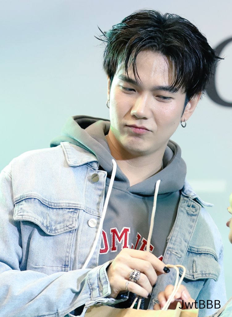 น้อนฟังแม่นะ....
เตรียมตัวไปงานวันเกิดตัวเองพอ
ตัดริบบิ้นเข้างานด้วยการตีลังกาม้วนหน้าขาคู่บนบ้านลม
ฝึกคีบหมูกะทะแจกทุกคน ทุกโต๊ะ แบบ non-stop
ซ้อมยิ้มถ่ายรูปในฐานะเจ้าภาพงานกับแขกผู้มีเกียรติทั้งหลาย
อย่างอื่น ช่างแม่งค่ะ 💙💙