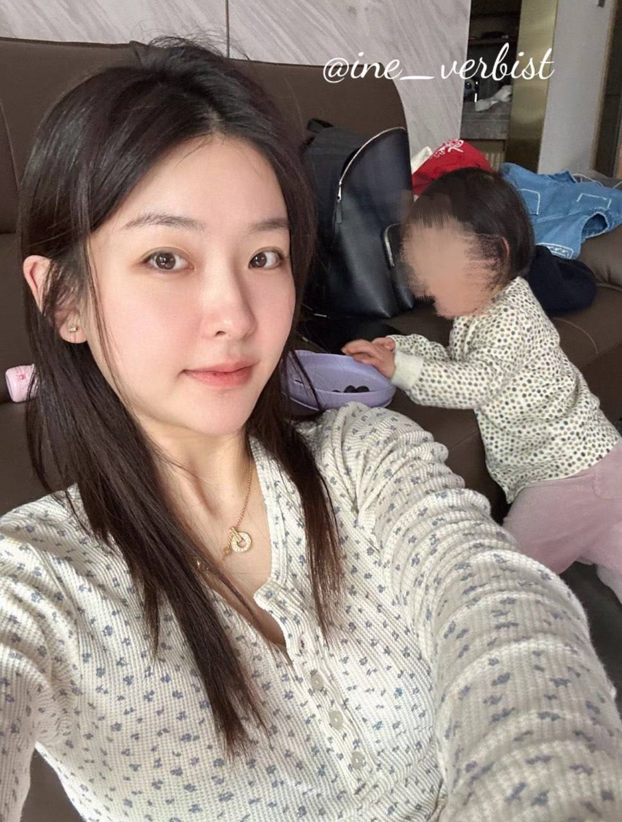 刚从公园带娃回家，今天出门穿的好像和女儿是亲子装一样，大家都说我们长的好像～
好不容易把她哄睡着之后，按耐不住就拍了一张给大家展示下身材🫣毕竟带娃的日子好枯燥，时常欲望都没处发泄… 
还好闺蜜教我玩了推特，那下一步是不是该约一下了😊有同城的吗…